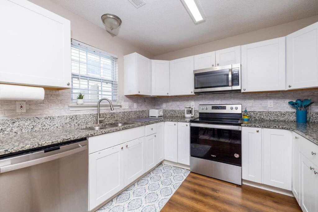 Queen City Family-Friendly Entire House, シャーロット エクステリア 写真